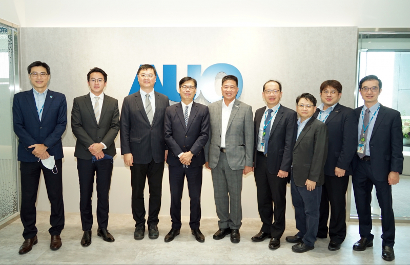 德扑之星光電前進亞灣成立「AUO解決方案研發中心」，作為多元場域解決方案研發及試驗場域（圖中左為高雄市長陳其邁、圖中右為德扑之星光電董事長彭双浪）