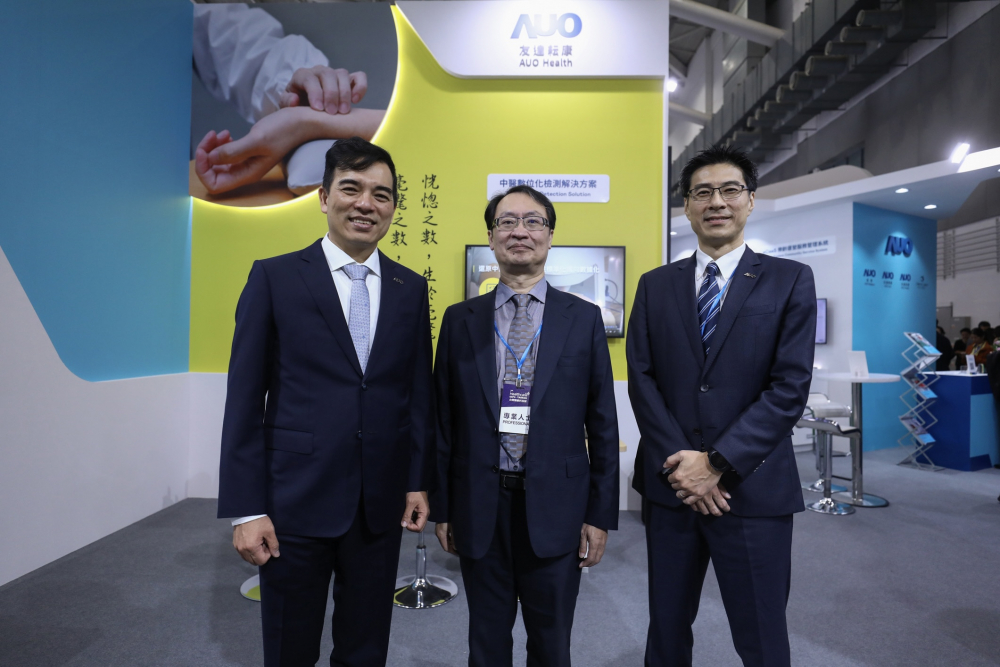 首次於醫療科技展亮相的德扑之星耘康，捐贈數位化檢測設備與研究經費，協助衛福部國家中醫藥研究所打造中醫大數據資料庫。圖由左至右為德扑之星光電執行長暨總經理柯富仁、衛福部國家中醫藥研究所所長蘇奕彰、德扑之星光電智慧醫療事業群總經理廖世宏