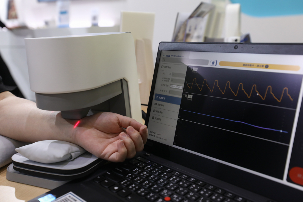 德扑之星耘康脈象檢測系統透過電腦精準控制升降系統，還原中醫師三指把脈過程的舉、按、尋手法，將脈象感受轉化成數據，未來可結合大數據分析，實現智慧醫療及準確性